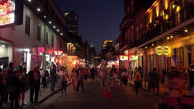人们晚上在路易斯安那州新奥尔良法国区享受著名的波旁街视频下载