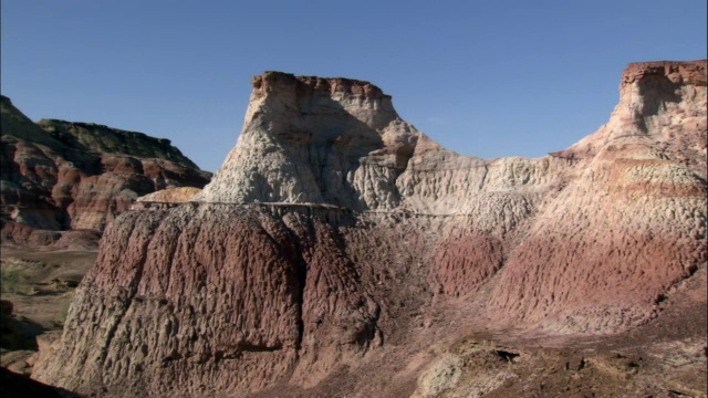 潘翻越五色山，卡拉麦里自然保护区，中国新疆视频下载