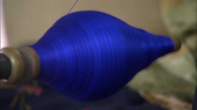 中国新疆和田，蓝色丝织成线轴视频素材