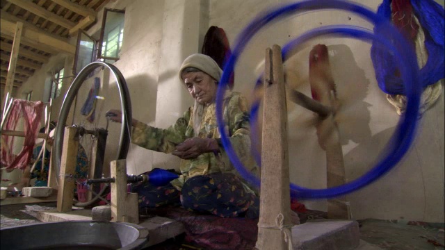 中国新疆和田，女子纺织丝绸视频素材