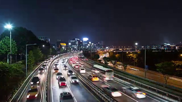 奥运公路(这条公路是首尔的主要路线)上的交通夜景视频素材