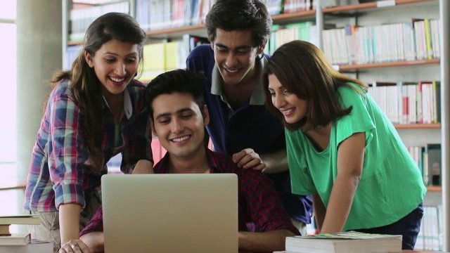 四个大学生在图书馆聊天，诺伊达，北方邦，印度视频购买