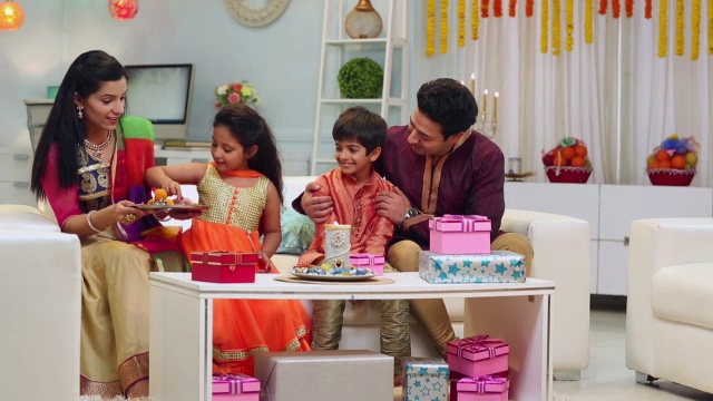 家庭庆祝Raksha Bandhan节视频素材