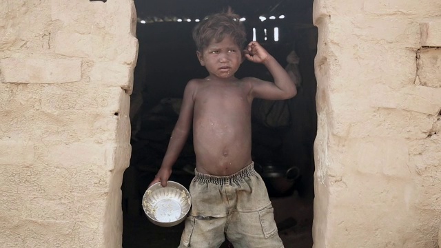 印度哈里亚纳邦，男孩站在家里视频下载