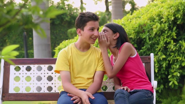 十几岁的男孩和女孩享受在公园，德里，印度视频素材