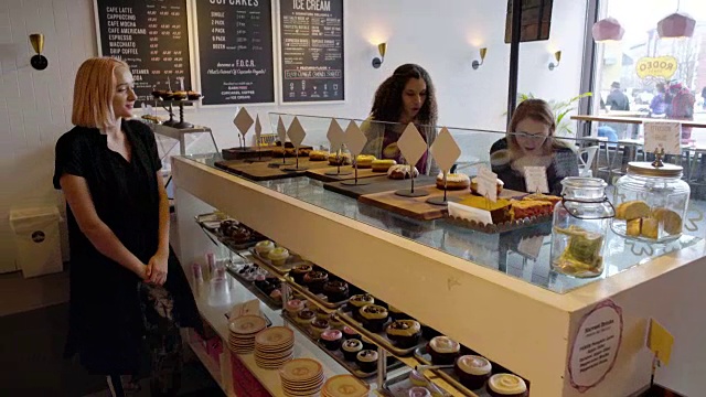 两个女人在糕点店的中镜头视频下载