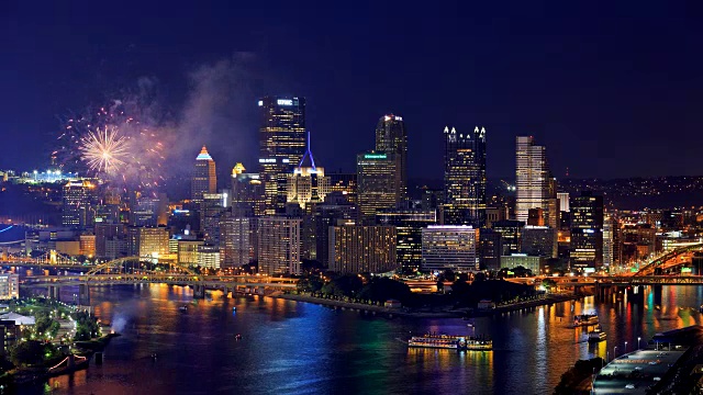 美国宾夕法尼亚州匹兹堡市，华盛顿山，夜间烟花在匹兹堡上空绽放视频下载
