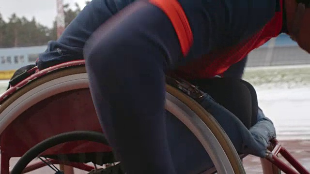 残疾人职业运动员在轮椅上训练视频下载