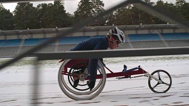 残疾人运动员坐在轮椅上赛跑视频下载