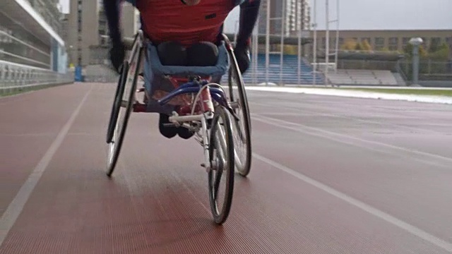运动员在比赛轮椅训练视频素材