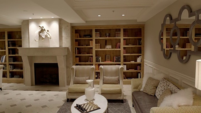 一个优雅的休息室的平移镜头视频素材