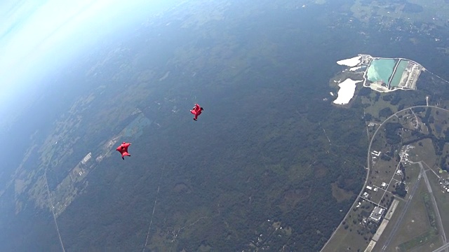 两个穿着翼服的飞行员在自由落体表演杂技视频素材