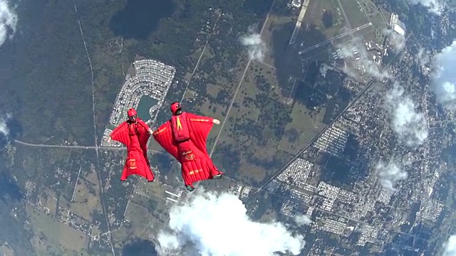 两个穿着翼服的飞行员在自由落体表演杂技视频素材