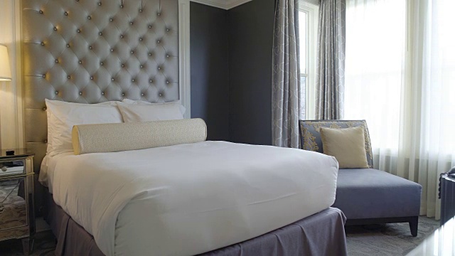 一个酒店房间的平移镜头视频素材