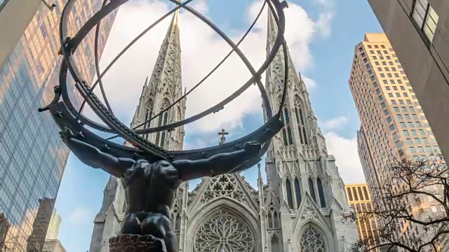 时间流逝，阿特拉斯雕像，纽约曼哈顿圣帕特里克大教堂。白天下午。多云的一天。视频下载