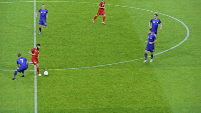 足球队把球传给他们的头球得分的队员视频素材