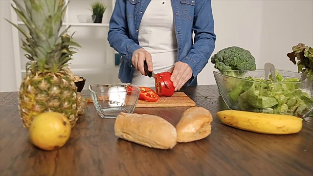在厨房切柿子椒的女人视频下载