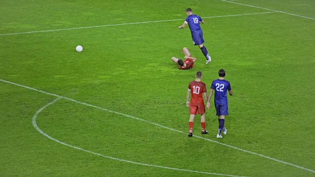 足球运动员在比赛中拦截对手视频素材