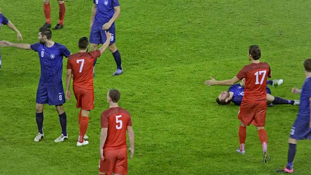 足球运动员在比赛中拦截对手视频素材