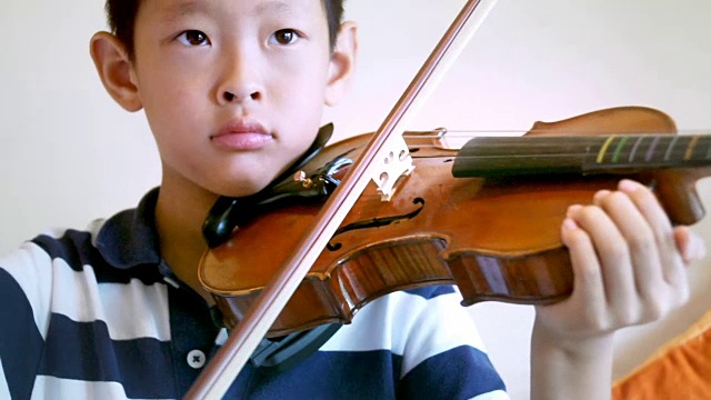 亚洲男孩在家里拉小提琴视频下载