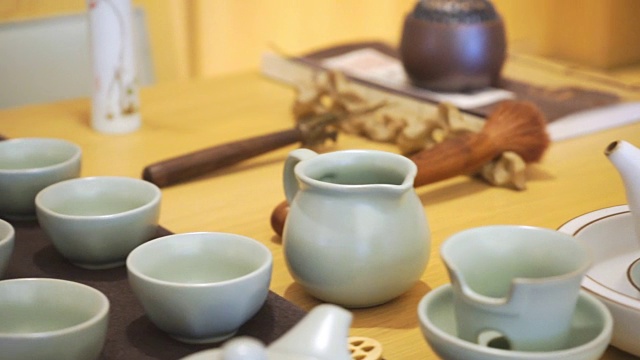 现代客厅茶几上的日式茶具视频素材