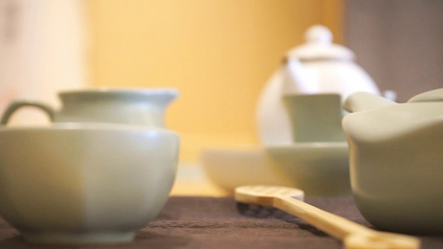 现代客厅茶几上的日式茶具视频素材