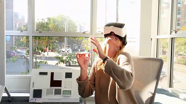 微软商业女性使用虚拟现实耳机在办公室视频下载
