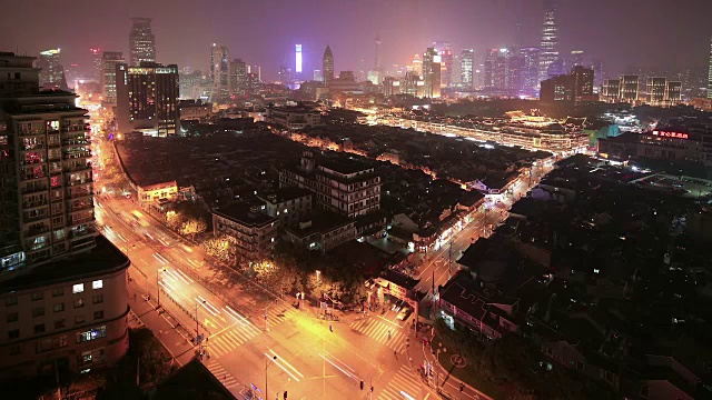 时间流逝:鸟瞰图上海街道与老建筑街区，靠近豫园视频下载