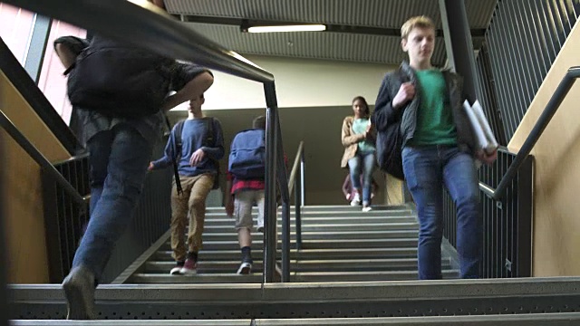 学生从楼梯上下来的广角镜头视频素材