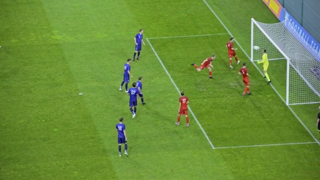 足球队第二次尝试后头球得分视频素材