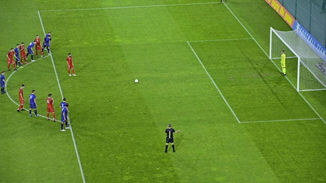 足球比赛中守门员未能扑出点球视频素材