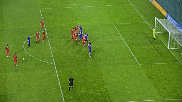 足球运动员直接任意球得分视频素材