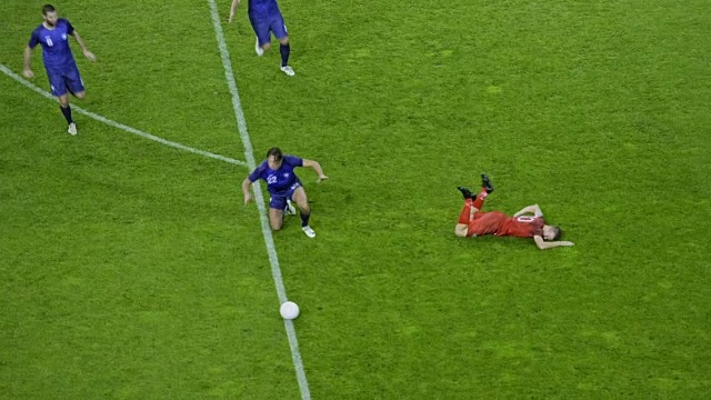 足球运动员被截球后摔倒，裁判出示黄牌视频素材