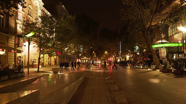 布达佩斯Nagymező Utca街头夜景视频素材