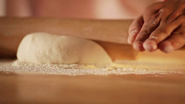 披萨厨师揉面团视频素材