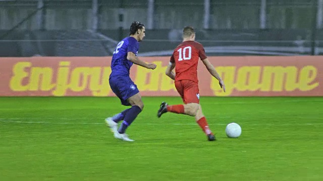足球运动员拦截对手，裁判出示黄牌视频素材
