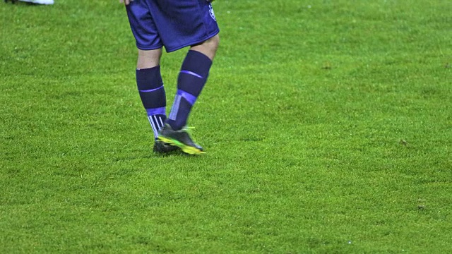 足球运动员在场上踢球视频素材
