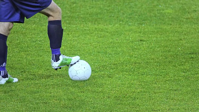 一脚踩在球上的足球运动员视频素材