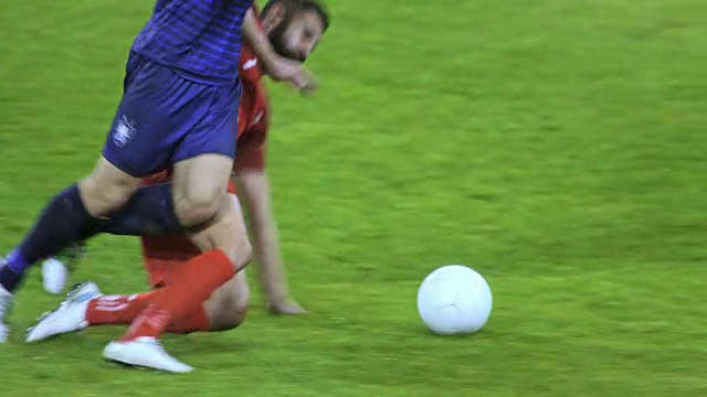 足球运动员擒抱对手视频下载