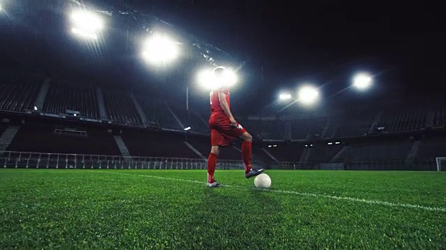 一个足球运动员的一个脚在球上的肖像视频素材