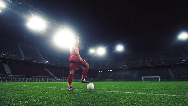 一个足球运动员在空旷的体育场的肖像视频素材