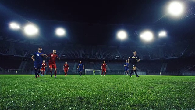 足球运动员在一场比赛中头球视频素材