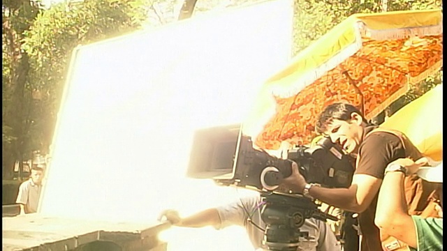 中型镜头从演员到摄制组和相机与反射镜在户外/墨西哥城的背景视频素材