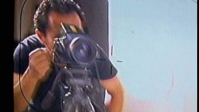 近锅视频监控视图的摄影师和工作人员在时装拍摄的摄影棚视频素材