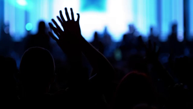 SLO MO人们在一场晚间音乐会上制作智能手机视频视频下载