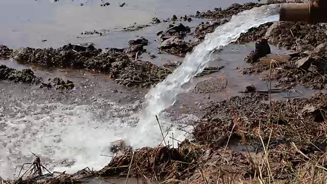 水流入土壤。视频下载