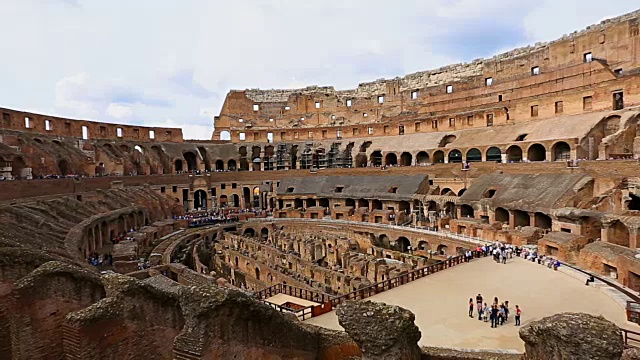 罗马圆形大剧场和人。白天的古建筑，建筑之美与威力，罗马，意大利。视频下载