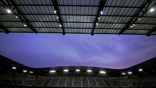 黎明时分空荡荡的足球场视频素材