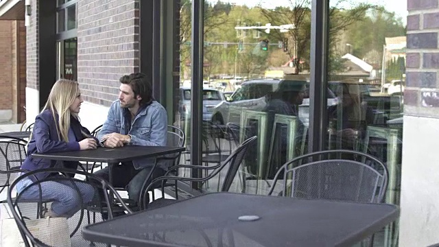 一对夫妇坐在咖啡店前的插入镜头视频下载
