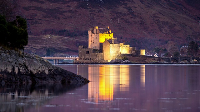 Eilean Donan城堡照亮黄昏-时间推移视频下载